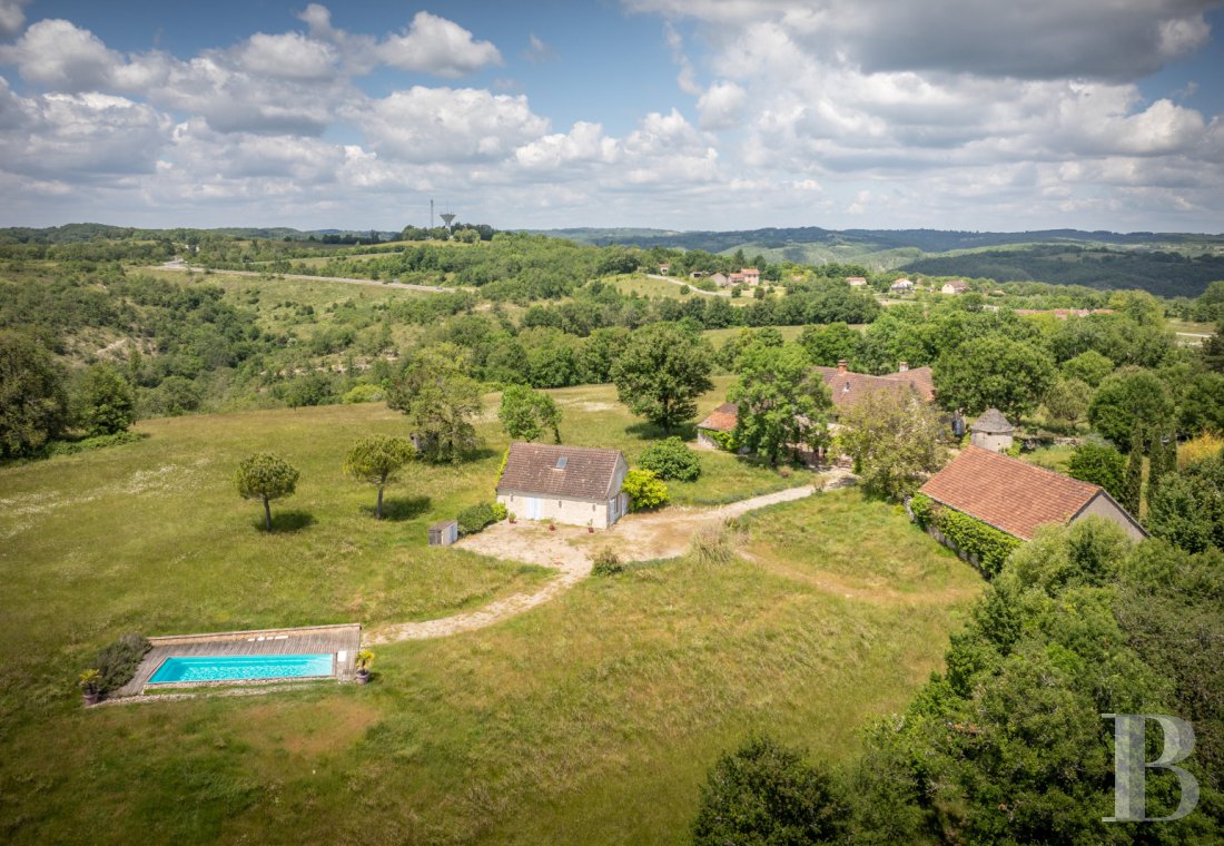 Au sud de la Dordogne et à proximité de Cahors, une ancienne ferme quercynoise au sommet d’une colline - photo  n°30